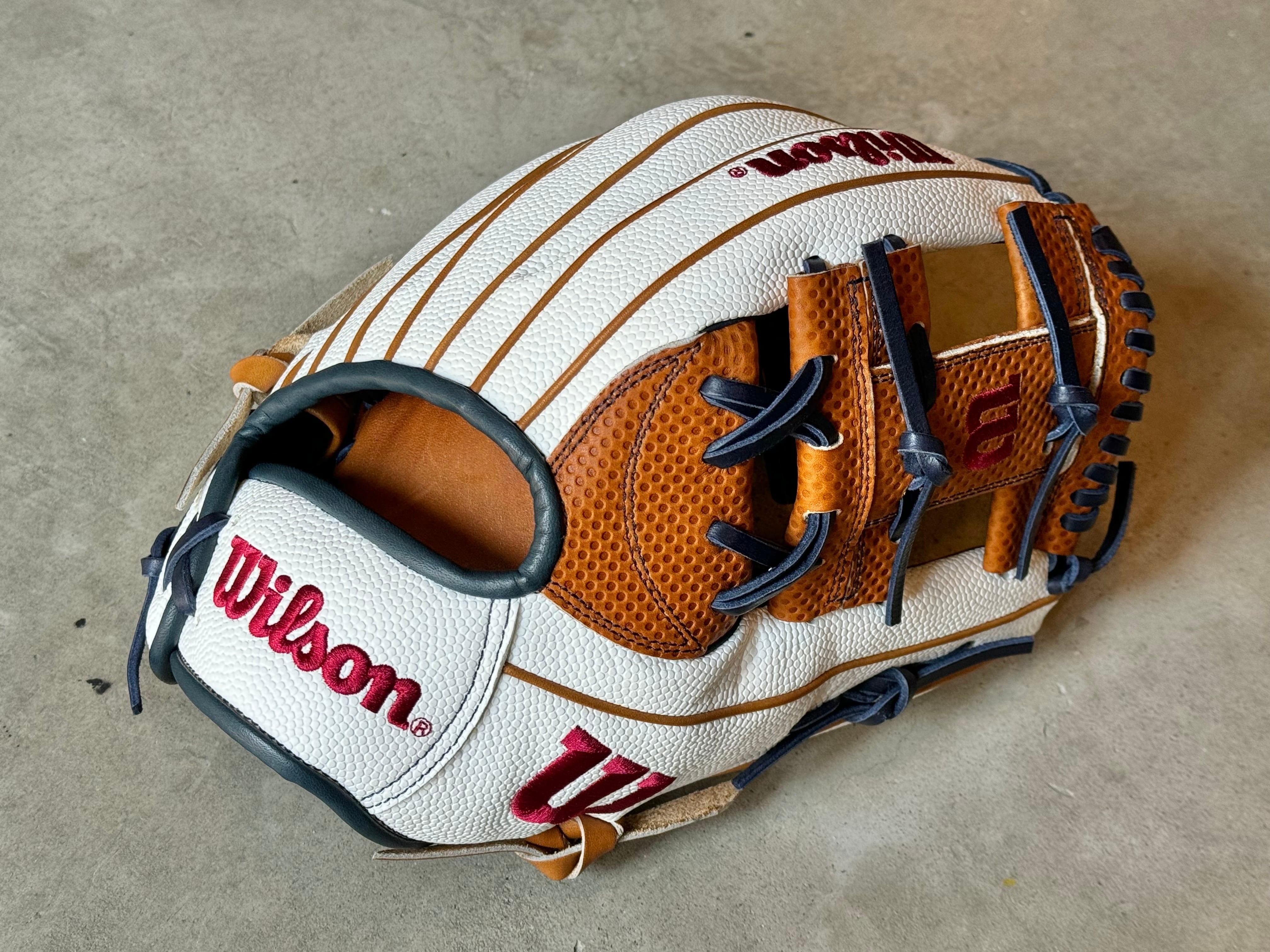 2024年限定モデル The Wannabe Hero 87型【Wilson】軟式用グラブ 