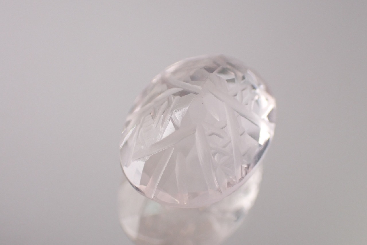 ローズクォーツ(裏彫り彫刻カット)　5.62ct　[C7‐667]