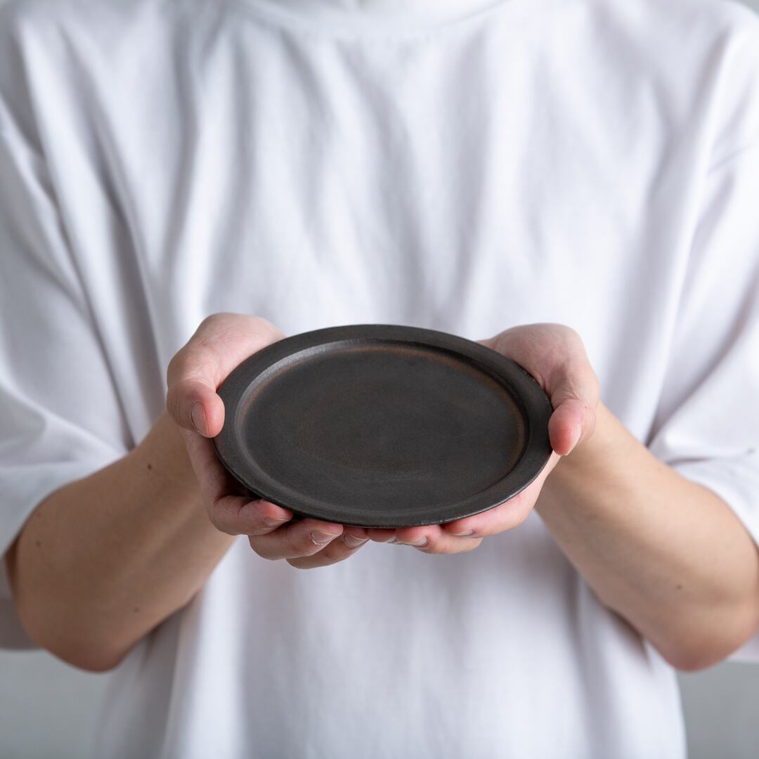 塚本友太／15cmリム皿 黒 | 器のチカラ