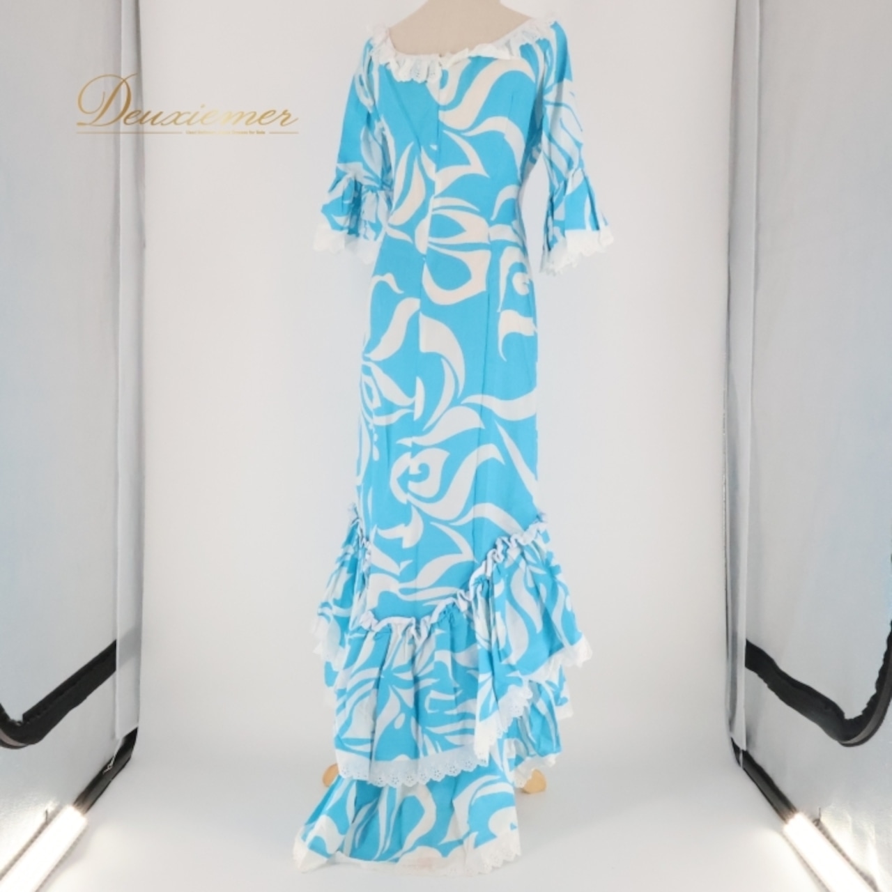 フラダンス 衣装 ワンピース ドレス タリーズポリネシア ブルー系 TALI’S POLYNESIA ハワイ製 アシンメトリー フリル かわいい 華やか 鮮やか 明るい ゴージャス 水色 白 ハワイアン アロハ ハワイアンプリント フラ ダンス レッスン 練習