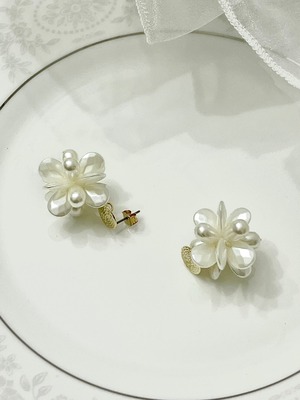 EAR190077 　ホワイトフラワー　シルバーピアス