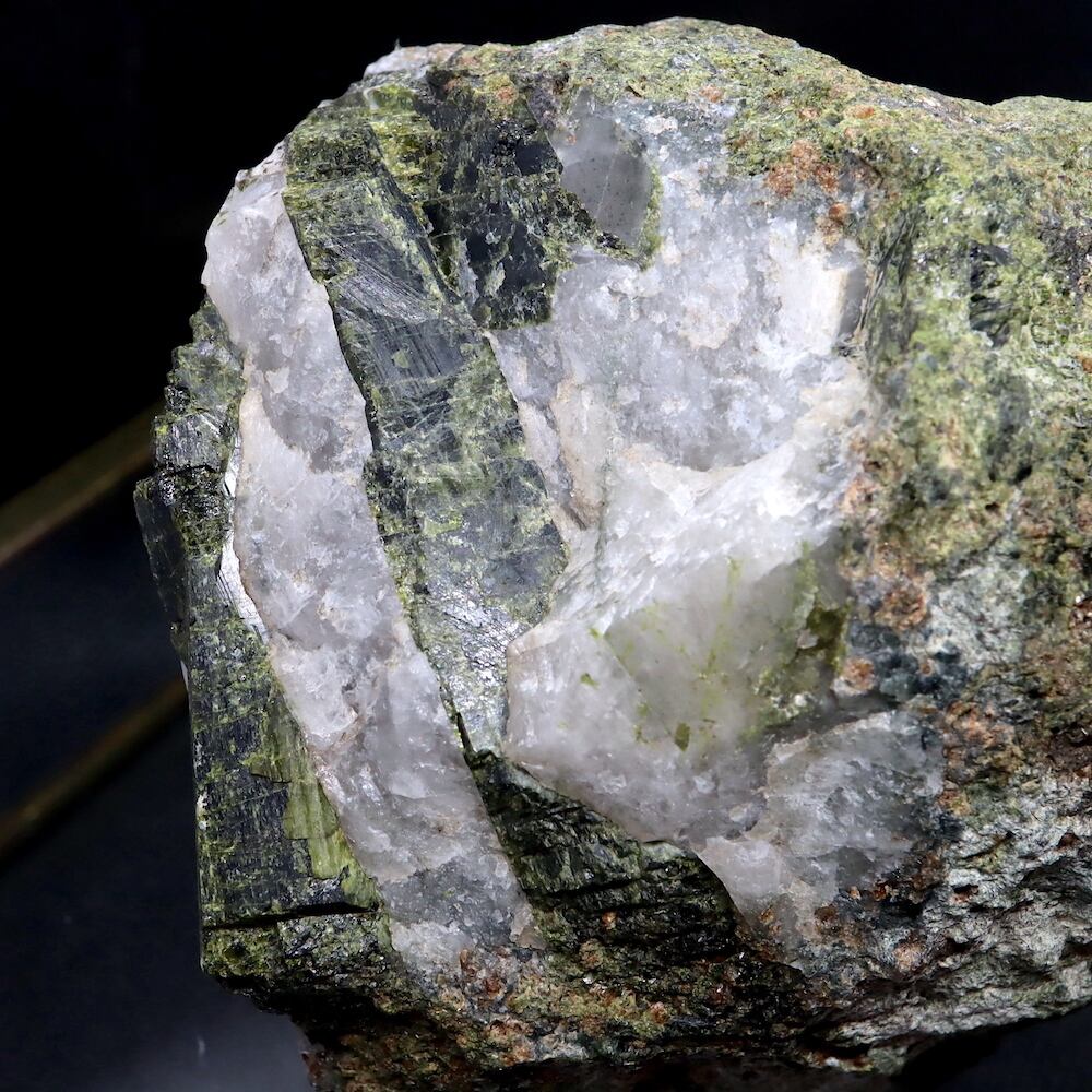 自主採掘! エピドート 緑簾石 666,5g EPD020 原石 鉱物 天然石 パワーストーン | 鉱物 天然石 American Minerals  + Gemmy You powered by BASE