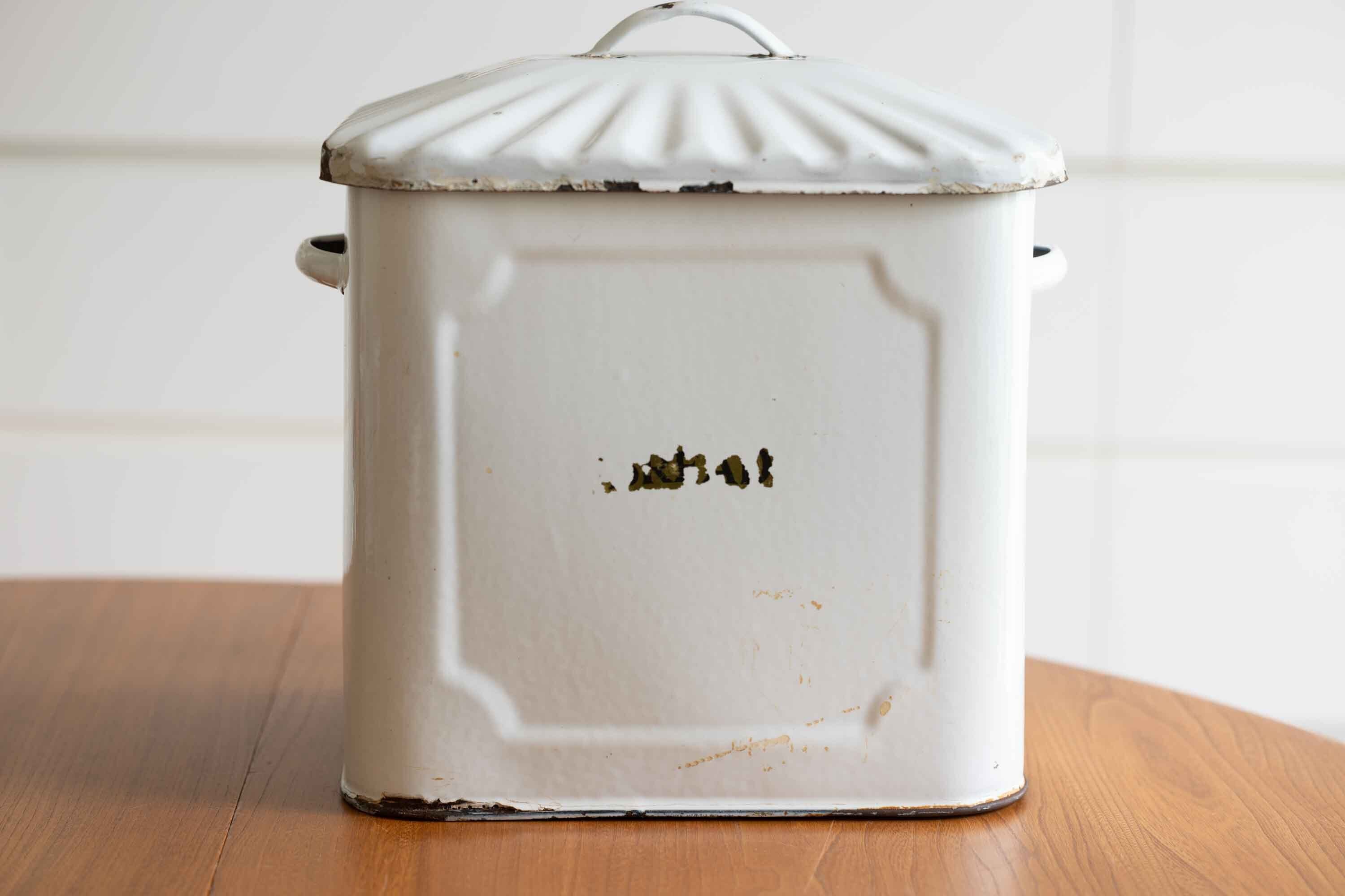 英国アンティーク ブレッド缶 蓋が波状の作りで凝っています。 No.15 空気穴2つ