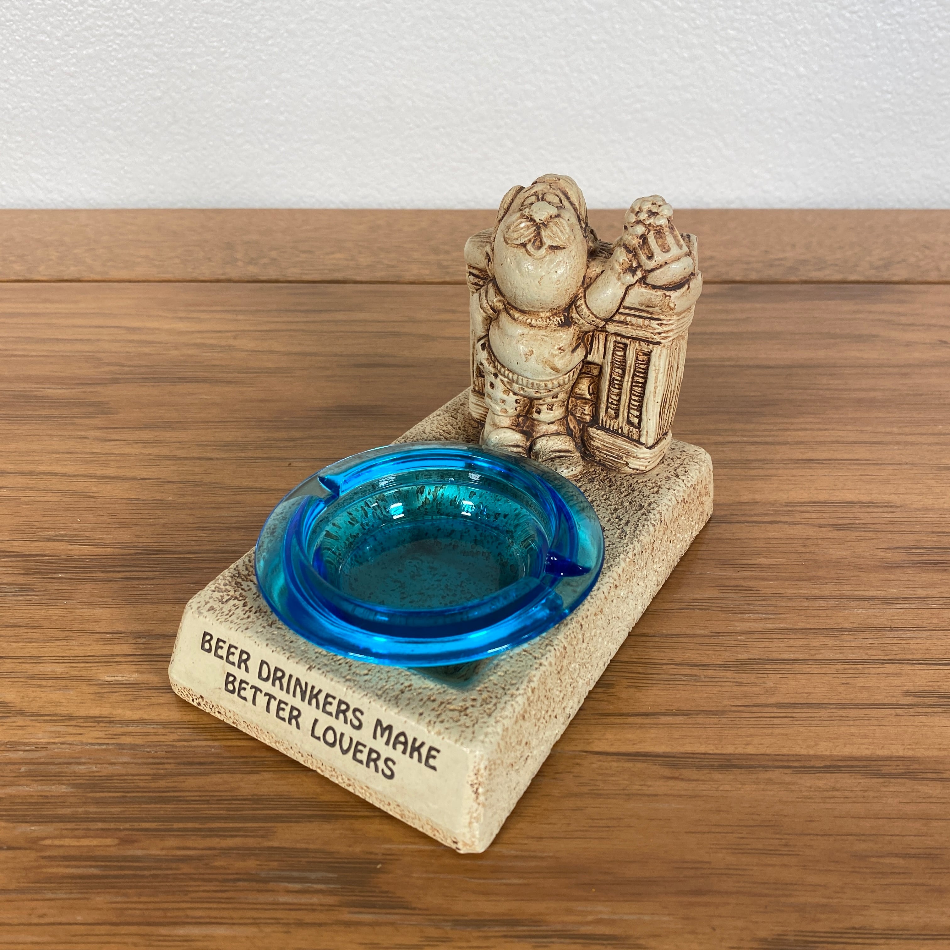 #488【1974年製造】アメリカ ビンテージ メッセージドール PAULA社製 灰皿 "Beer drinkers make better lovers"