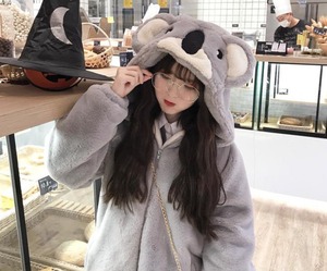 コアラ くま アウター コート 上着 もこもこアウター 袖あり 長袖 萌袖 襟なし ワイド フード付き ファスナー ポケット 前開き 厚手 かわいい 大人可愛い シンプル カジュアル 大人 おしゃれ お洒落 大人可愛い 大人女子 こなれ感 ラフ ラブリー キュート ルーズ 個性的 主役級 存在感 とろみ感 抜け感 無地 冬 誕生日 クリスマス バレンタイン 10代 20代 30代 40代 50代 60代 レディース 女性用 ママ マタニティ オフィス ビジネス OL 通勤 学生 通学 デート