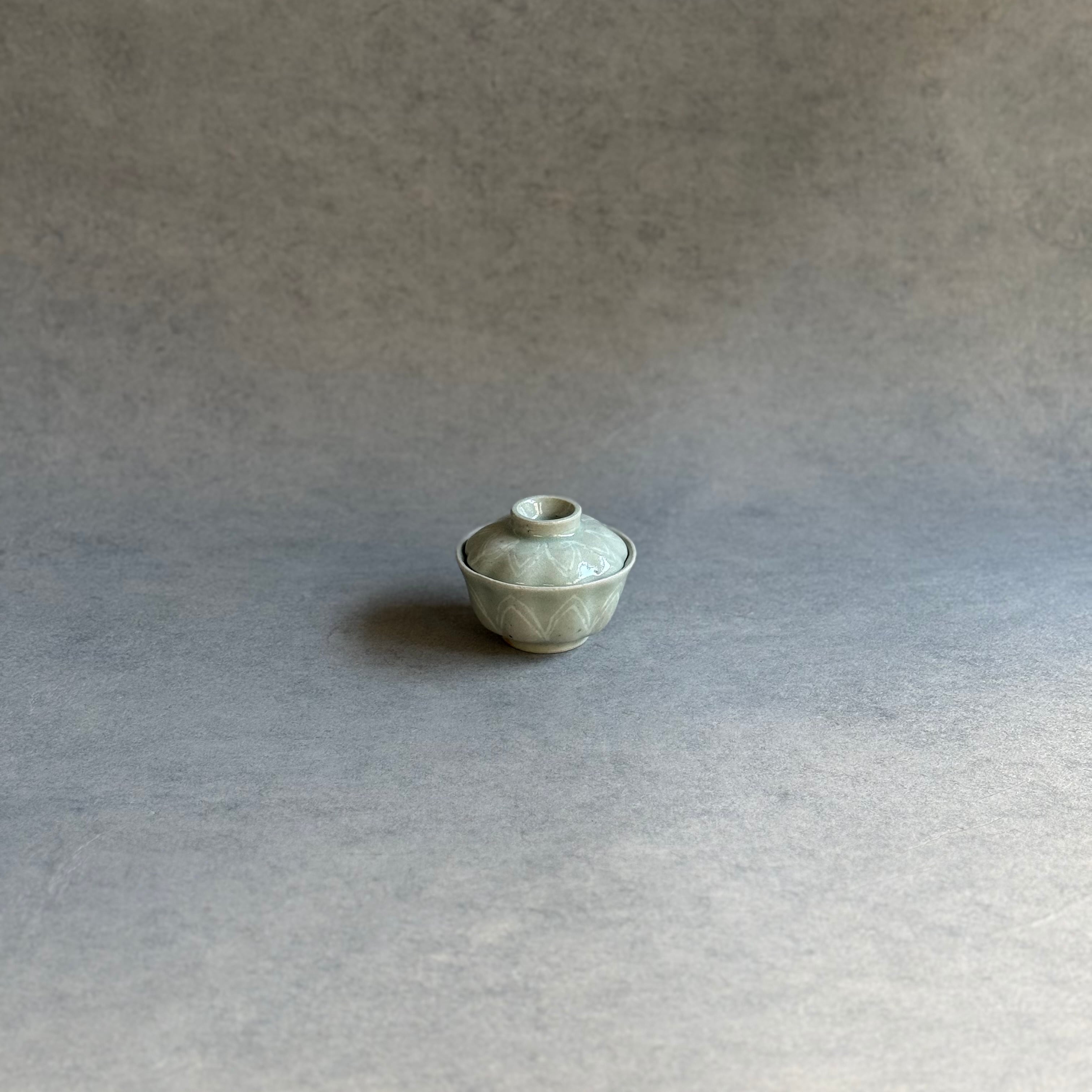 日高伸治   青白磁 輪花蓋付豆碗 象嵌