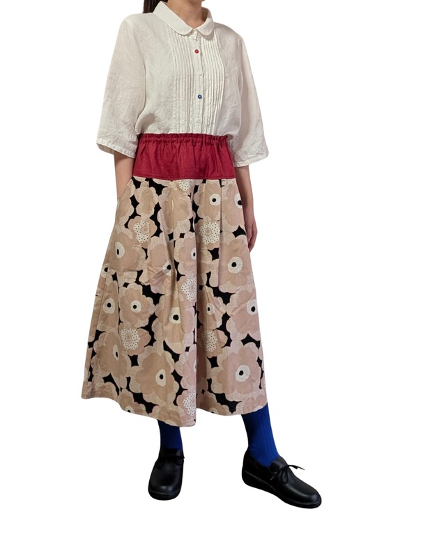 タックスカート黒花柄・赤リネン