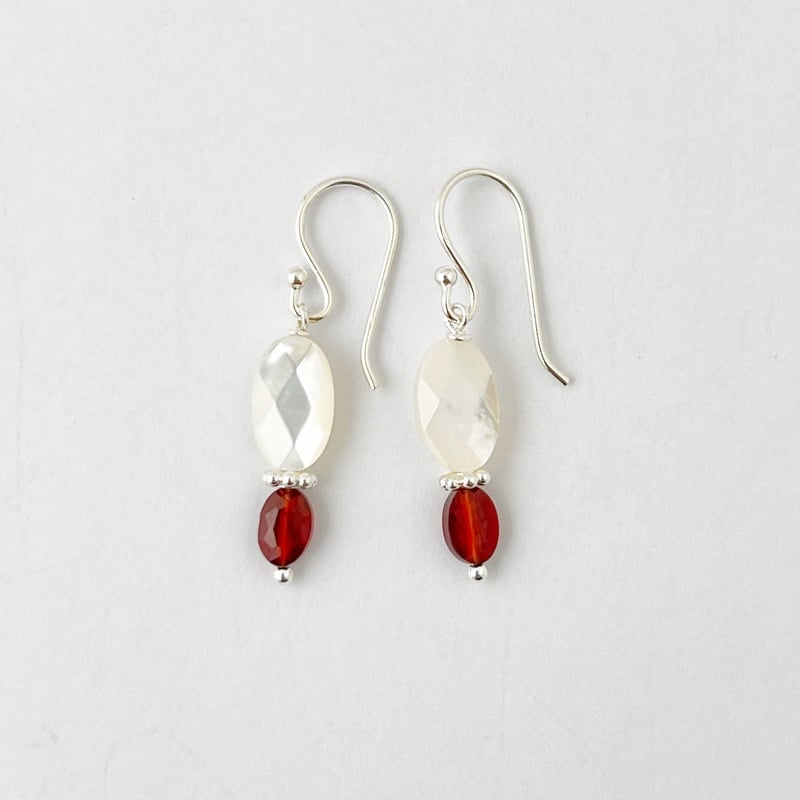 ガーネットand 白蝶貝 オーバル フック ピアス