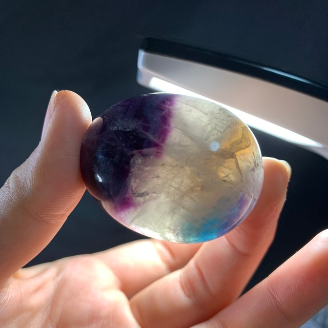 106たまご 台座付き 変わった色合いフローライト