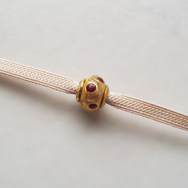 【帯留】ヴェネチアングラス　ゴールド×レッドドット　生成り色の二分紐   　No.240904㉕