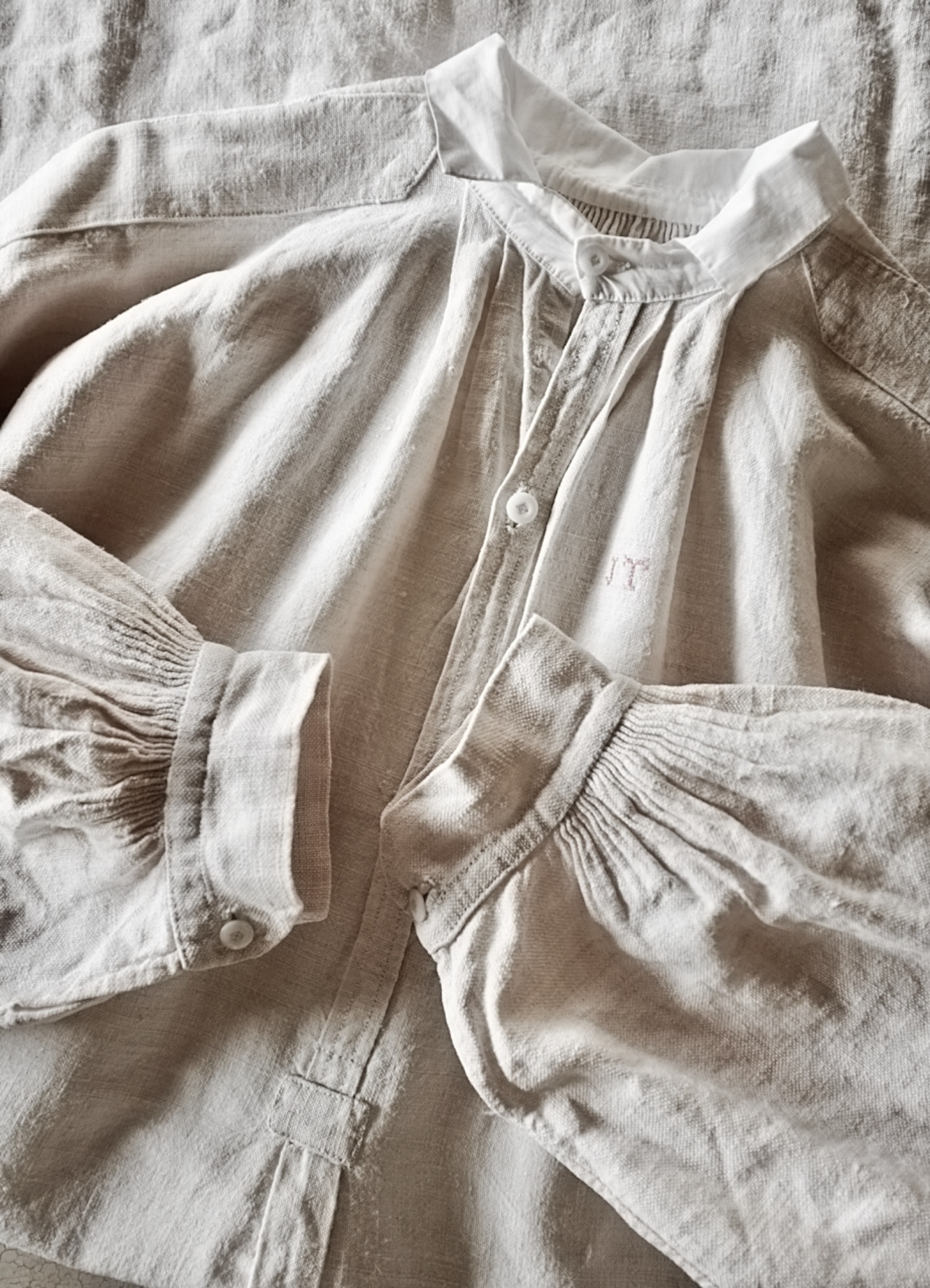 1900s フランス 清貧の画家へ 手織りシャンブルリネンによるグランパシャツ アンティーク