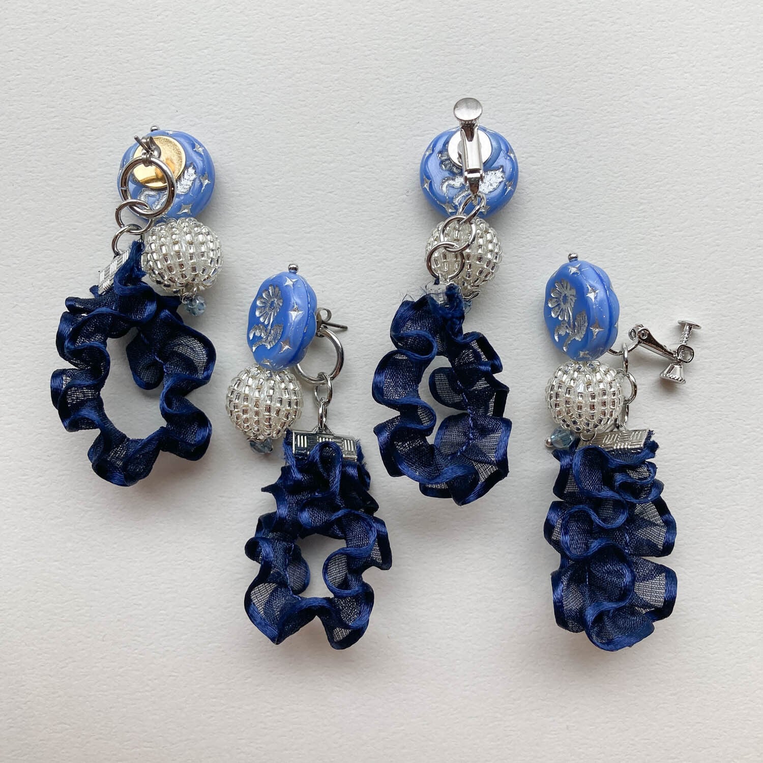 お花チェコビーズとプリプリリボンフープの〈ピアス/イヤリング