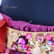 ベリーダンス オリエンタル 衣装 上下セット パープル系 ラインストーン 花 トップス スカート ベルト 紫 赤 フリル 華やか 豪華 装飾 煌びやか ペチコート ペチパンツ ダンス衣装 舞台 鮮やか ストーン スリット キラキラ レッド系 ピンク系