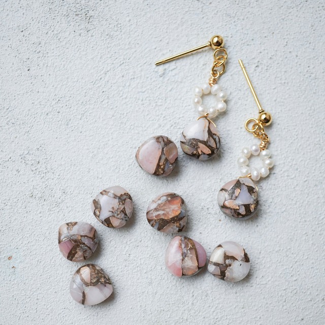名画 天然石 ピアス イヤリング｜ルーヴル美術館《アモルの標的》コッパーストーン ピンクオパール 淡水パール ゴールドアクセサリー