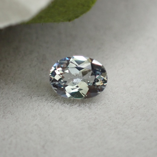 クールなプラチナカラー☆サファーリン0.33ct