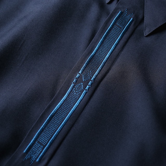 "刺繍" blue color over silhouette fry front minimal mode shirt