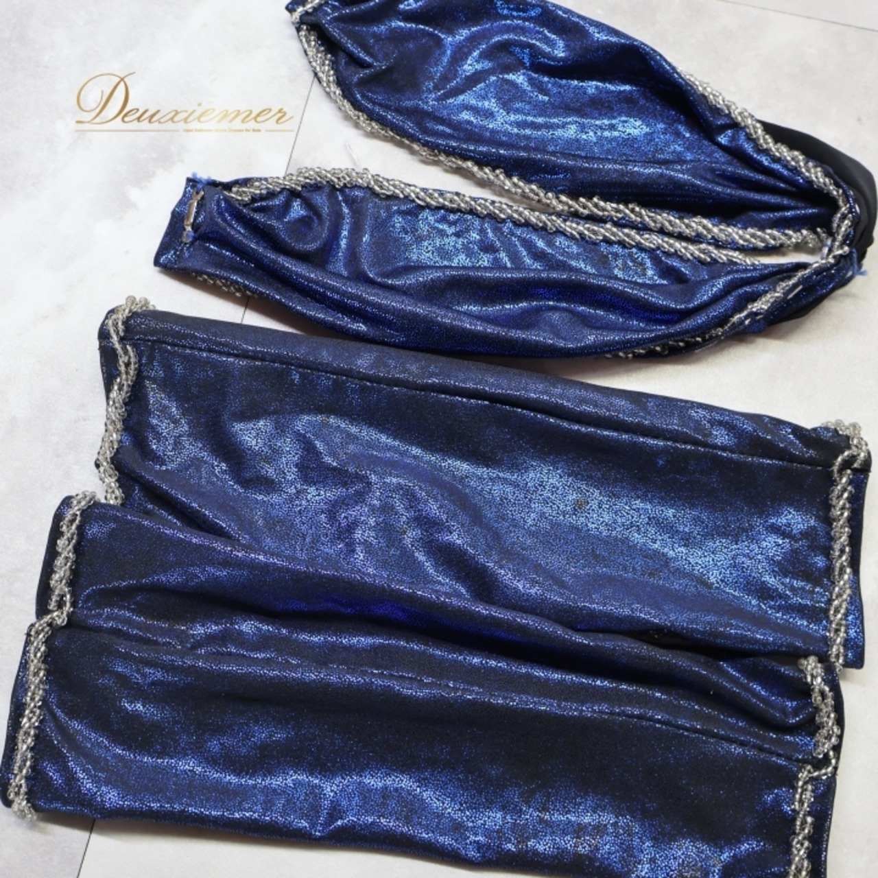 ベリーダンス オリエンタル 衣装 上下セット ブルー系 トップス スカート アーム アーム飾り 腕飾り 頭飾り 青 ラインストーン ビーズ スリット 華やか 光沢 豪華 装飾 キラキラ ヘッドアクセサリー ダンス衣装 イベント ステージ シルバー系