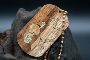 【王族の愛した銘木】 ハワイアンコア ドッグタグ 象嵌 十五夜きつね