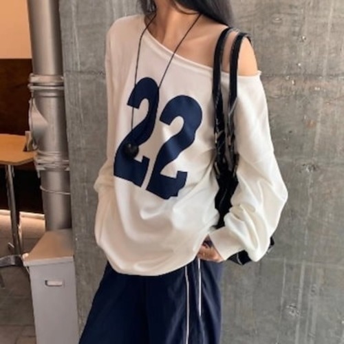 2024 夏トップス スウェット 長袖 ワンショルダー 数字 22 肩見せ ゆったり 細見え 夏 ホワイト 白 おしゃれ かわいい 韓国ファッション レディース お出かけ