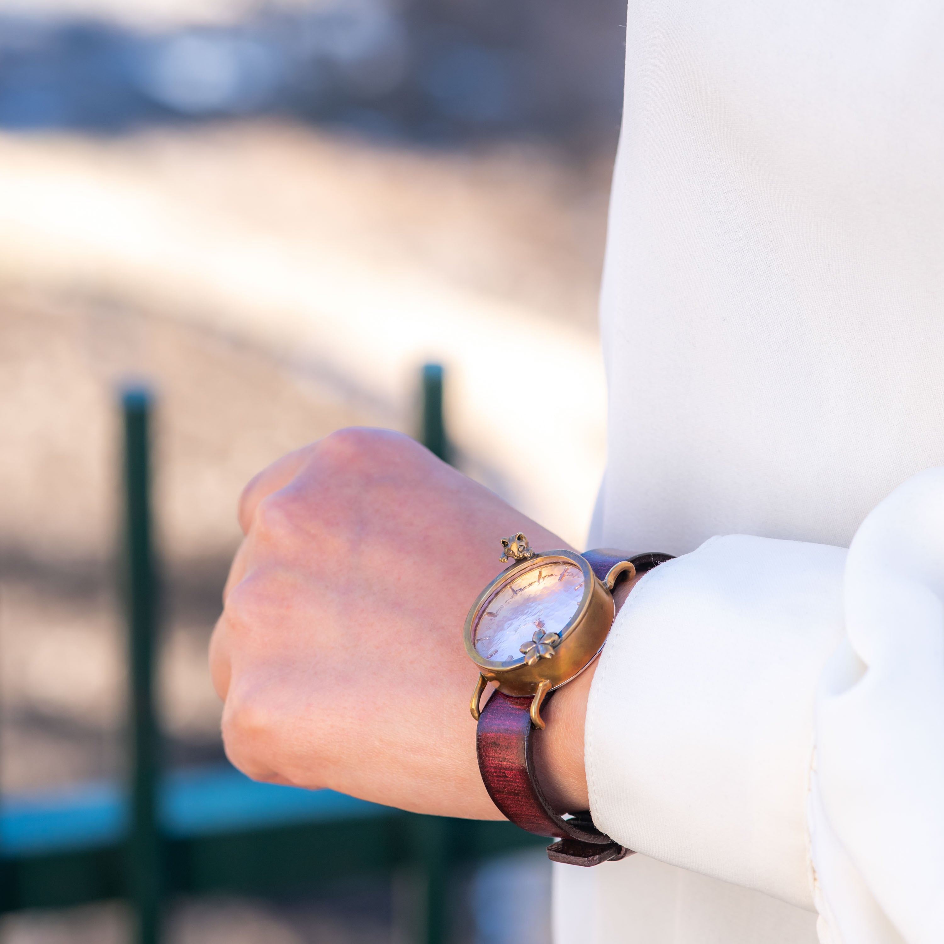 桜舞う池に誘われる子猫腕時計Mマーブルピンク | カエルの時計屋さん