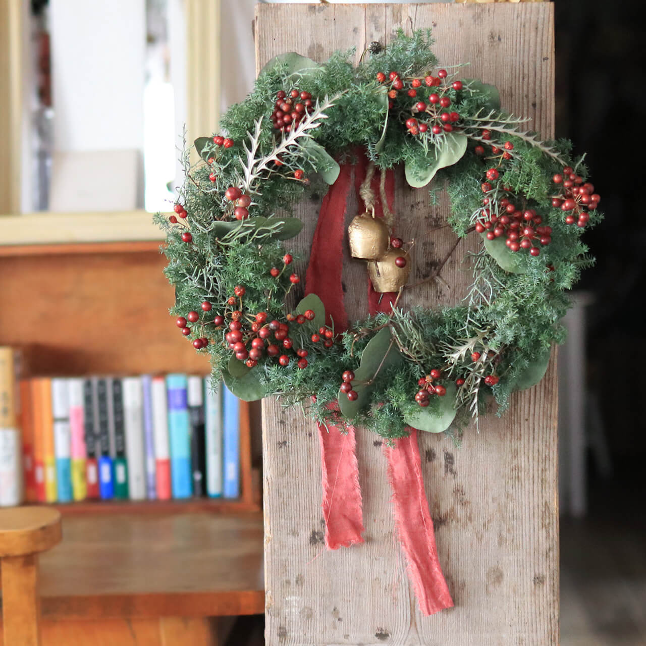 【1点もの 約直径30cm 】サンキライの実と赤い野バラの実の大きめクリスマスリース * フラワーリース ドライフラワー ベル サンキライの実 クリスマスリース 北欧インテリア 開店祝い 誕生日 ギフト ナチュラル かわいい ボタニカル おしゃれ クリスマス飾り