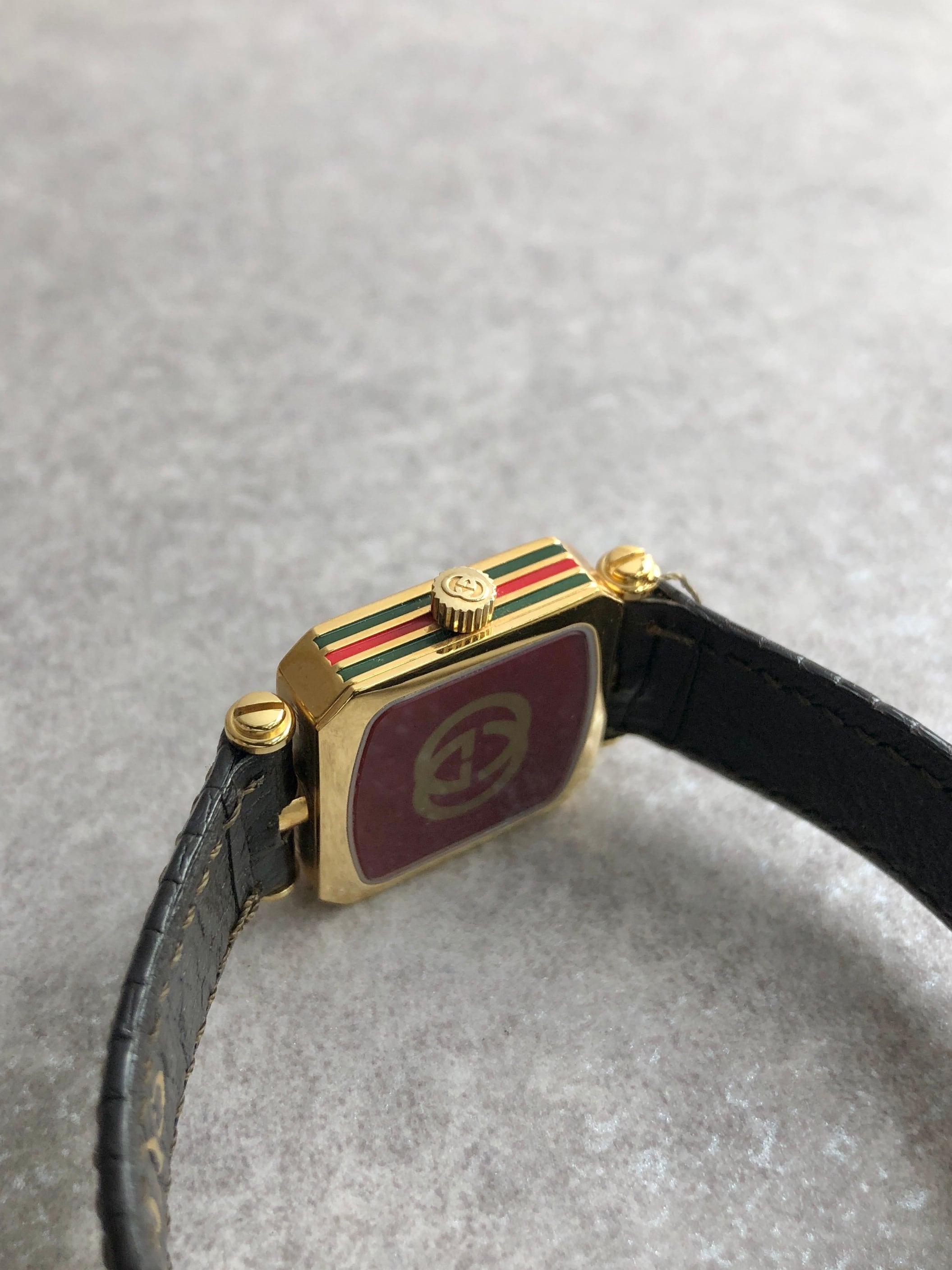 GUCCI グッチ シェリーライン 腕時計 ゴールド×ブラック スクエア