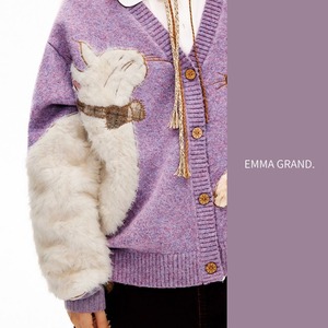 冬の森で寄り添う二匹の猫たちのふわもこカーディガン E00613