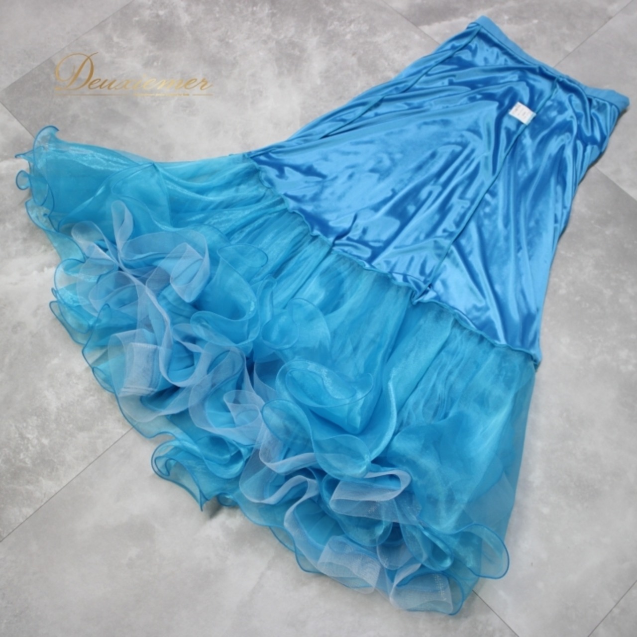 社交ダンス 衣装 スタンダード 上下セット ツーピース レッスンウェア パーティ衣装 Roger 水色 ブルー系 プリーツ 派手 上品 ロングスカート 様々なサイズ 高品質 ポリエステル ウエストゴム仕様 ストレッチ ラバティン・カラー 軽やか デザイン 動きやすい 夜会衣装 プリーツスカート ダンスウェア エレガント フェミニン 人気 おしゃれ シンプル ひらひら ディスコ ステージ衣装 トレンド