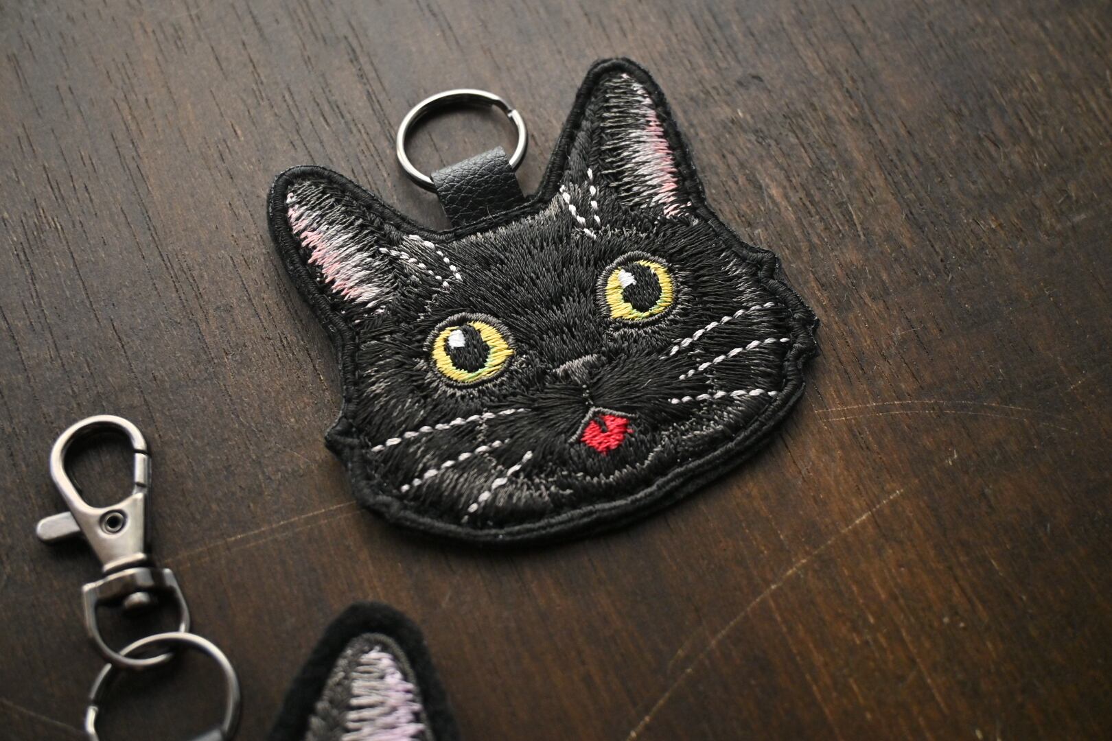 黒とグレーの猫ちゃんキーホルダー【長毛】 | 猫と暮らす洋裁店