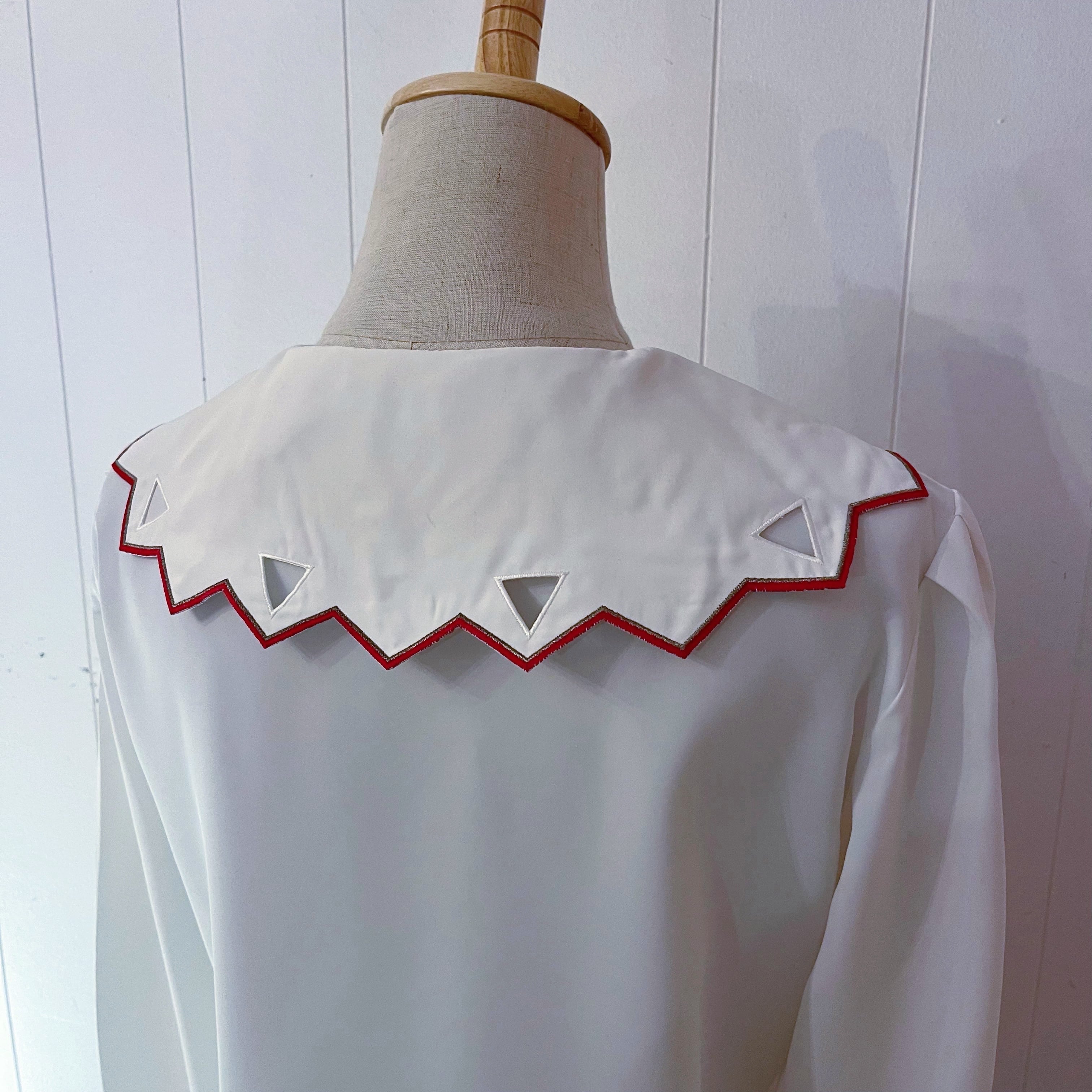 triangle cutting collar white blouse