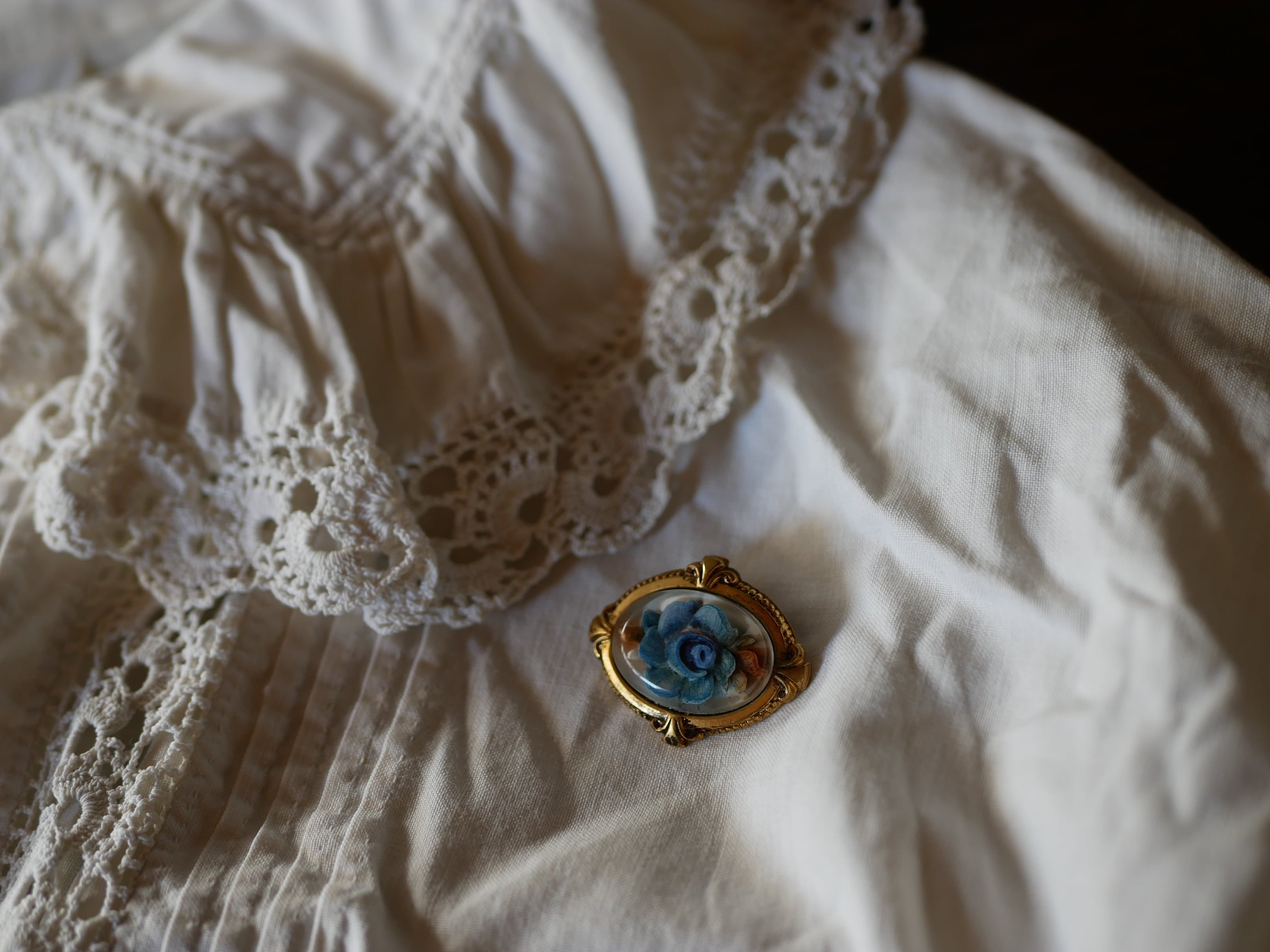 ルーサイト 青いバラのブローチ FRANCE antique BROCANTE vintage | フランス アンティーク mamantique