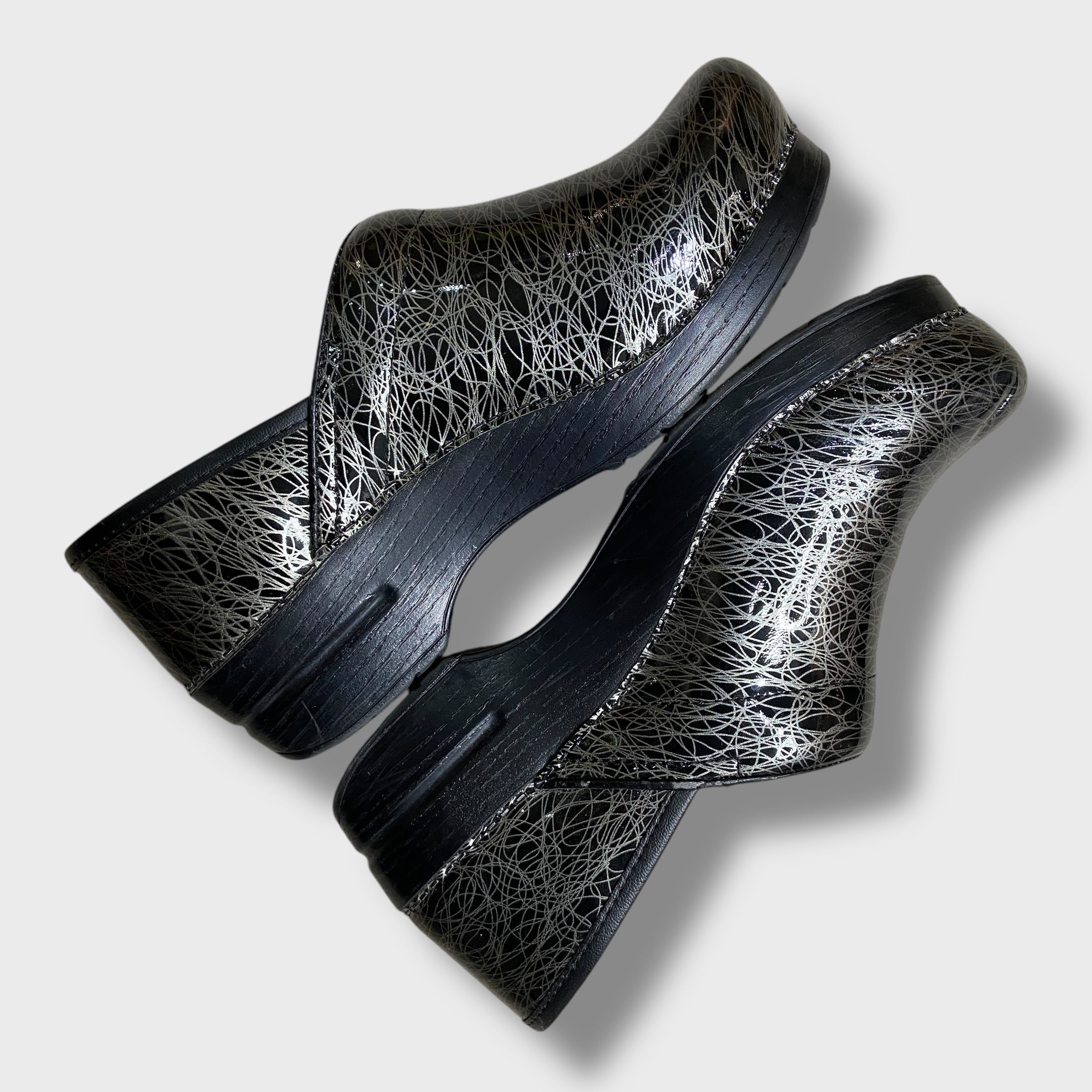 ダンスコ☆プロフェッショナル☆クロッグサンダル☆フローラル柄☆型押し☆26.5 dansko ダンスコ プロフェッショナル 総柄 サンダル ブラック 25cm