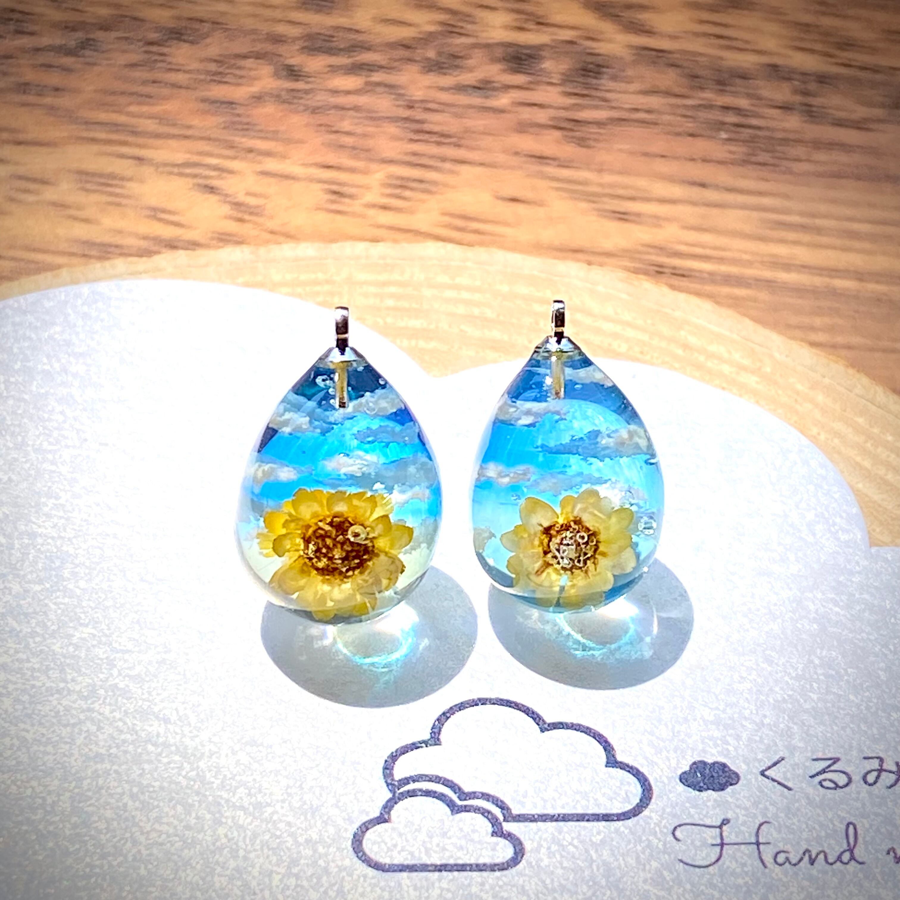 レジンピアス イヤリング ひまわりと青空 たまご型 15×12mm