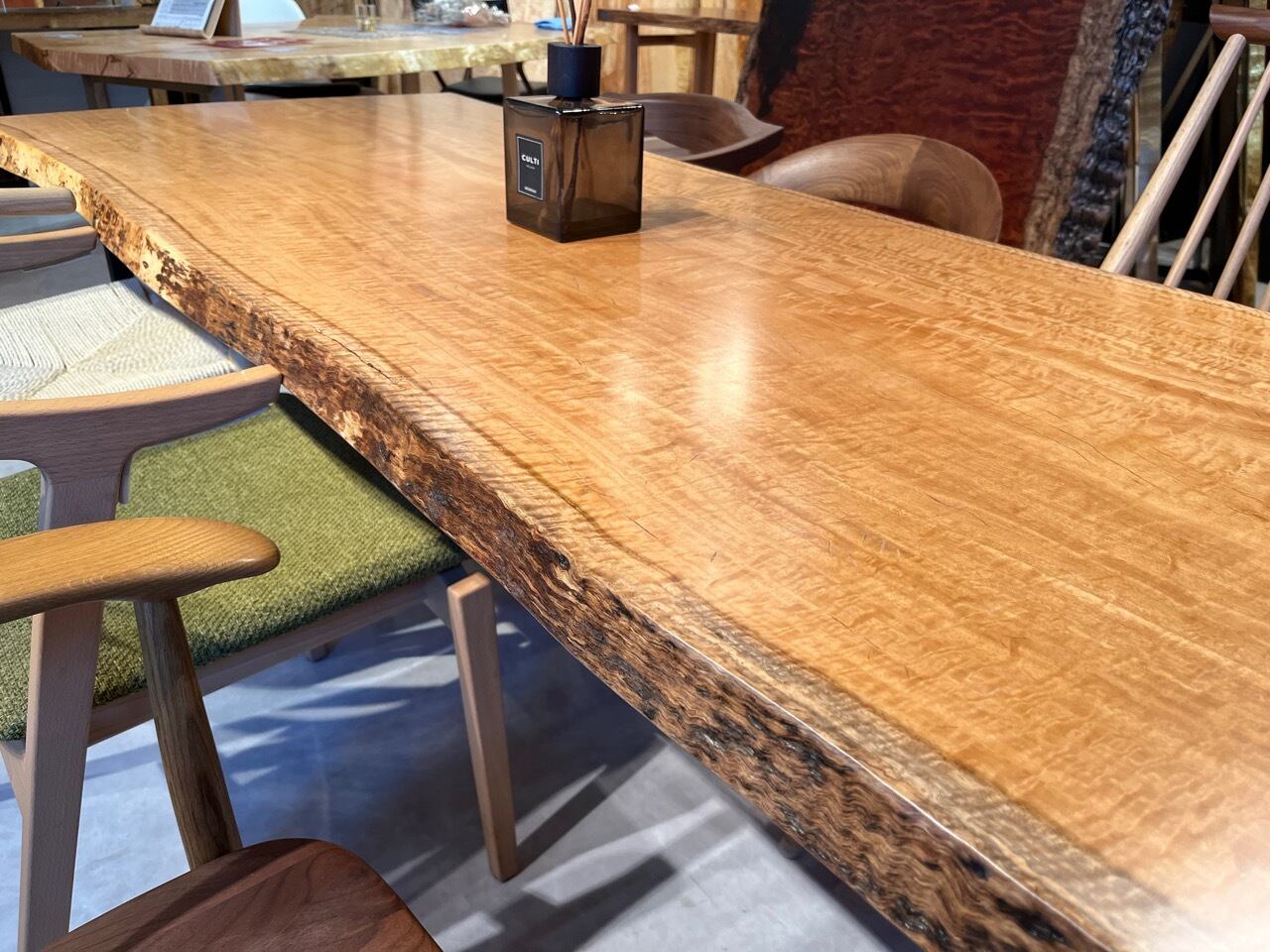 浅田〜アサダ〜(ピアノ塗装)一枚板テーブル天板 ダイニングテーブルxアサダ【熊本県 個人住宅-】時間の経過と共に