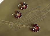 モザンビークガーネット<ドロップ>の小花ネックレス(K14GF)