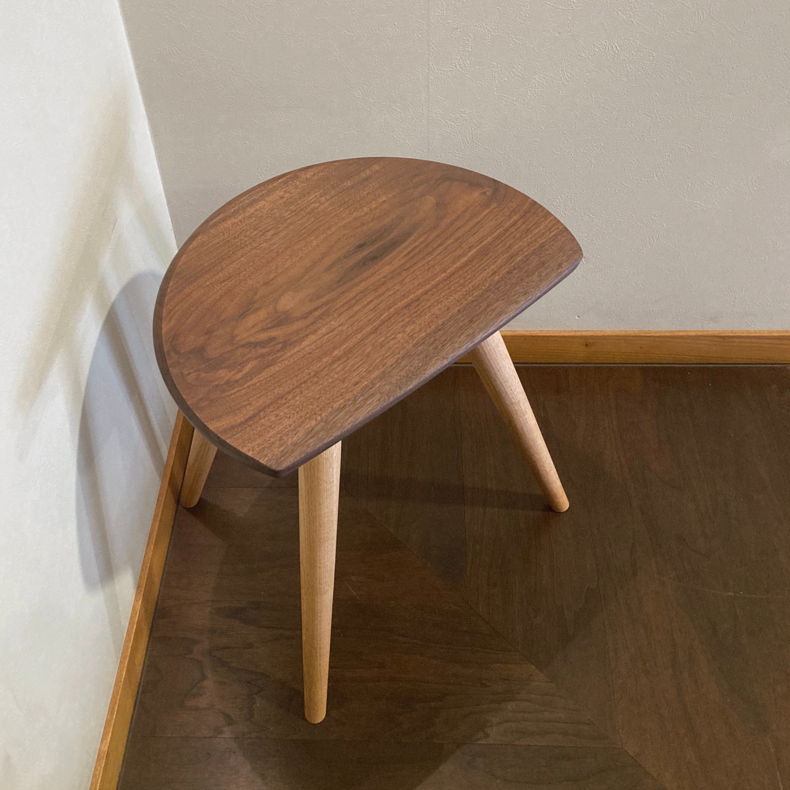ムーンスツール挽脚 一枚板座面 ブラックウォルナット Moon stool - Black walnut