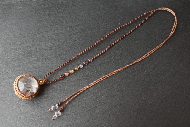 レインボー水晶(アイリスクォーツ)七色天然石*厄除けチャクラネックレス<厄年のお守りに>
