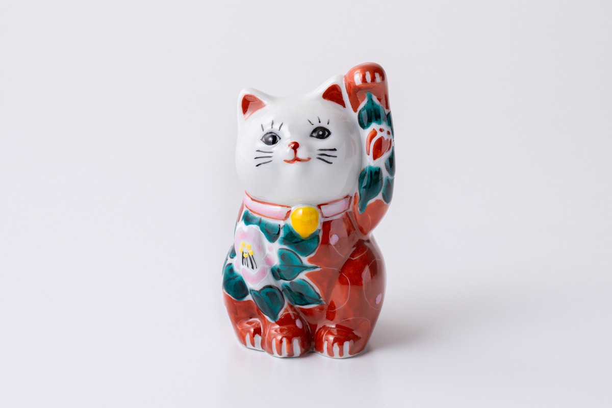 招き猫（左） 色絵無双椿 赤 | 虚空蔵窯｜石川県能美市の九谷焼の窯元 