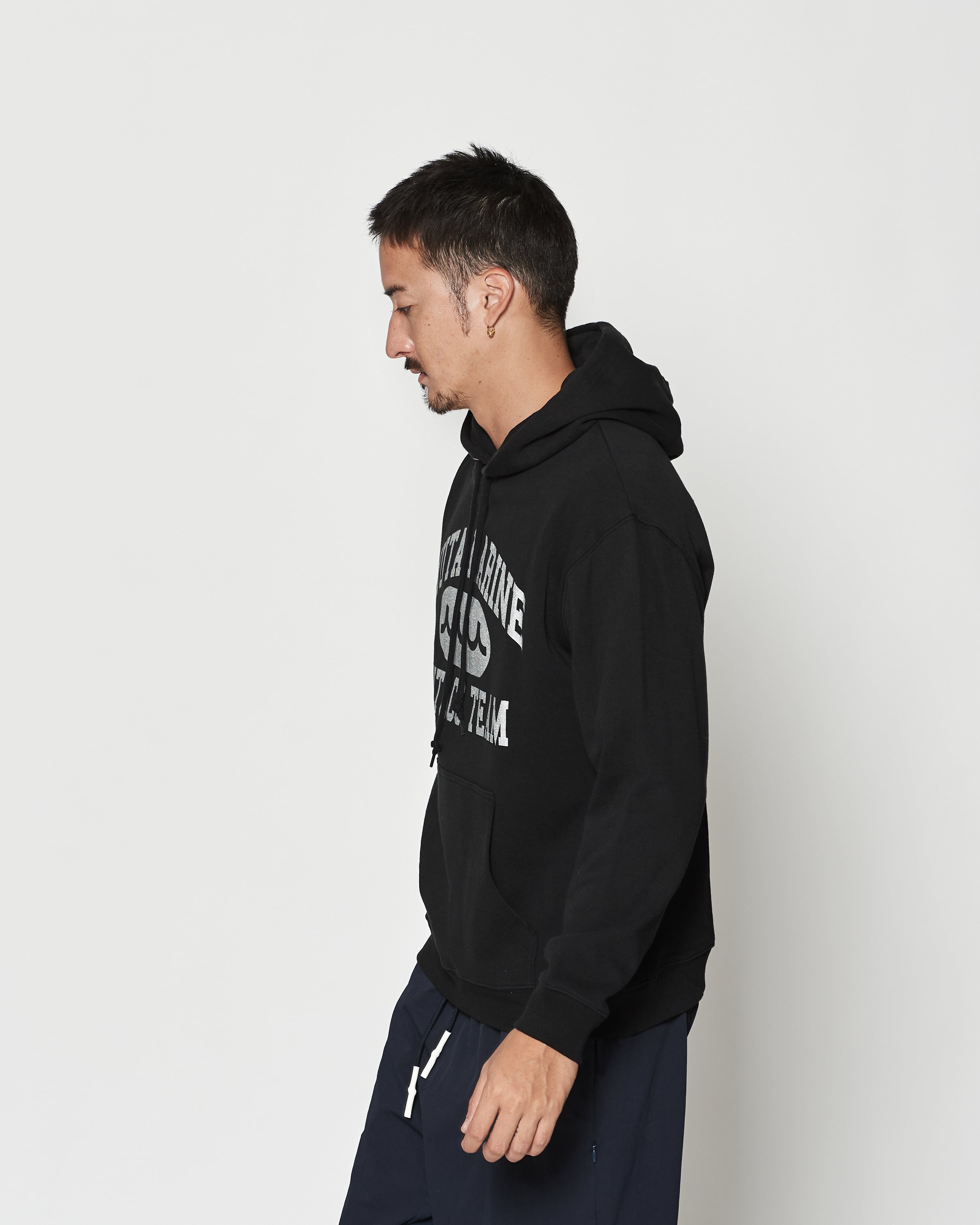 予約販売1月下旬～2月中旬入荷】muta MARINE × ACANTHUS カレッジロゴ