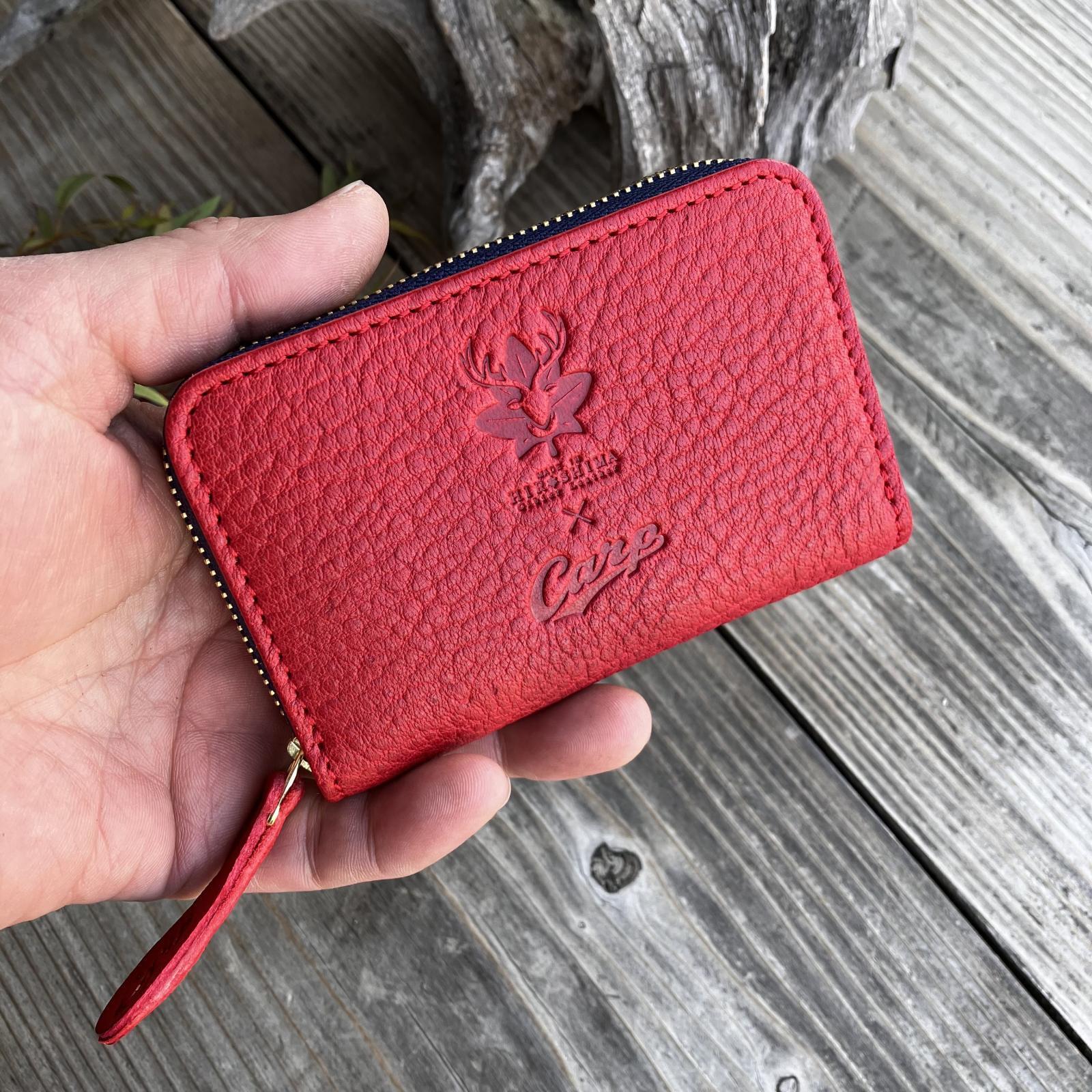 【広島ジビエレザー×カープコラボグッズ】物語の詰まった大人のラウンドファスナーミニ財布2026Ver.|広島産鹿革RED|広島東洋カープ公式ライセンスグッズ