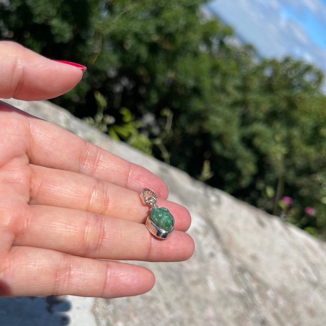 【モンサンミシェルにてアチューメント】【超美石】エメラルド×ダイヤモンド　ペンダント（チェーンつき）　8211