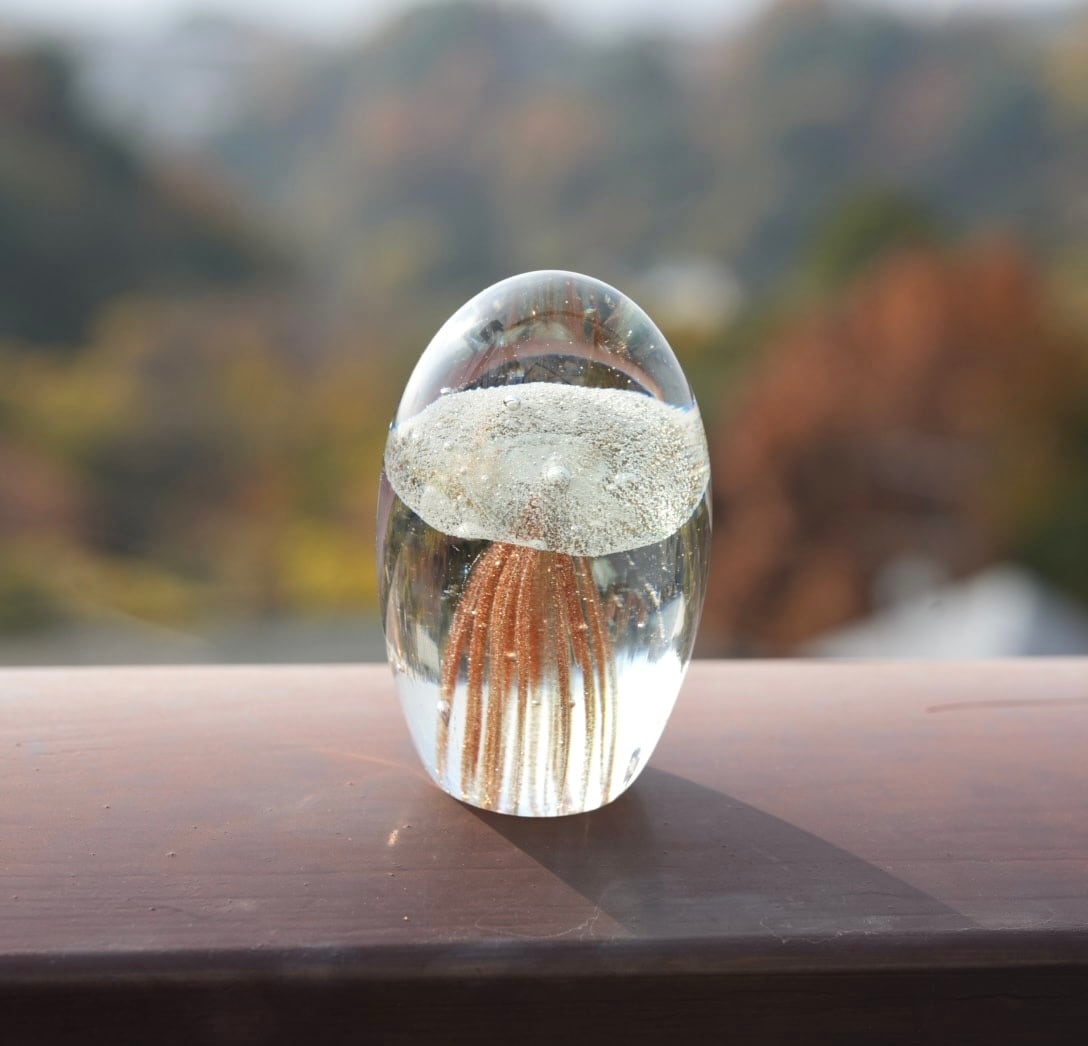 再入荷】海をたゆたうクラゲ(ゴールド) ガラスのペーパーウェイト | 方