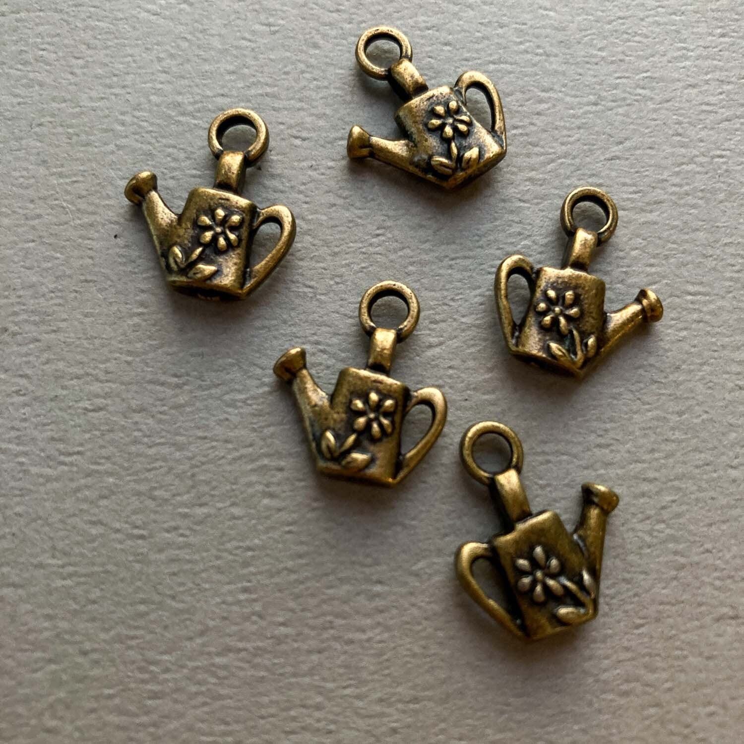 アンティーク風 お花模様入りジョウロチャーム | Dua-アクセサリー