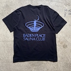 BADEN PLACE×RSB SAUNA CLUB S/S Tee BLACK
