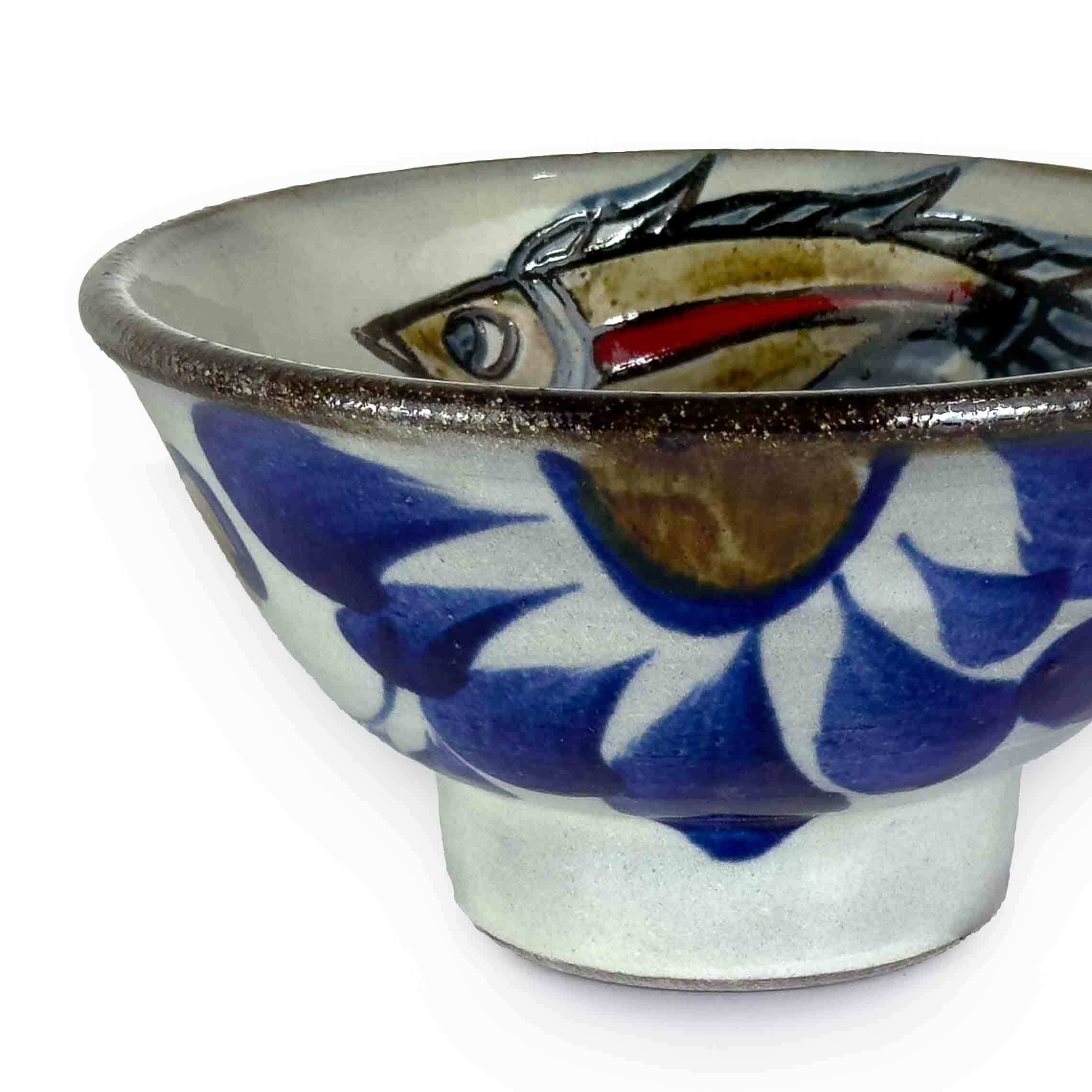 金城陶器 秀陶房】赤絵魚紋四寸マカイ 唐草 中魚 [やちむん] | 【琉球