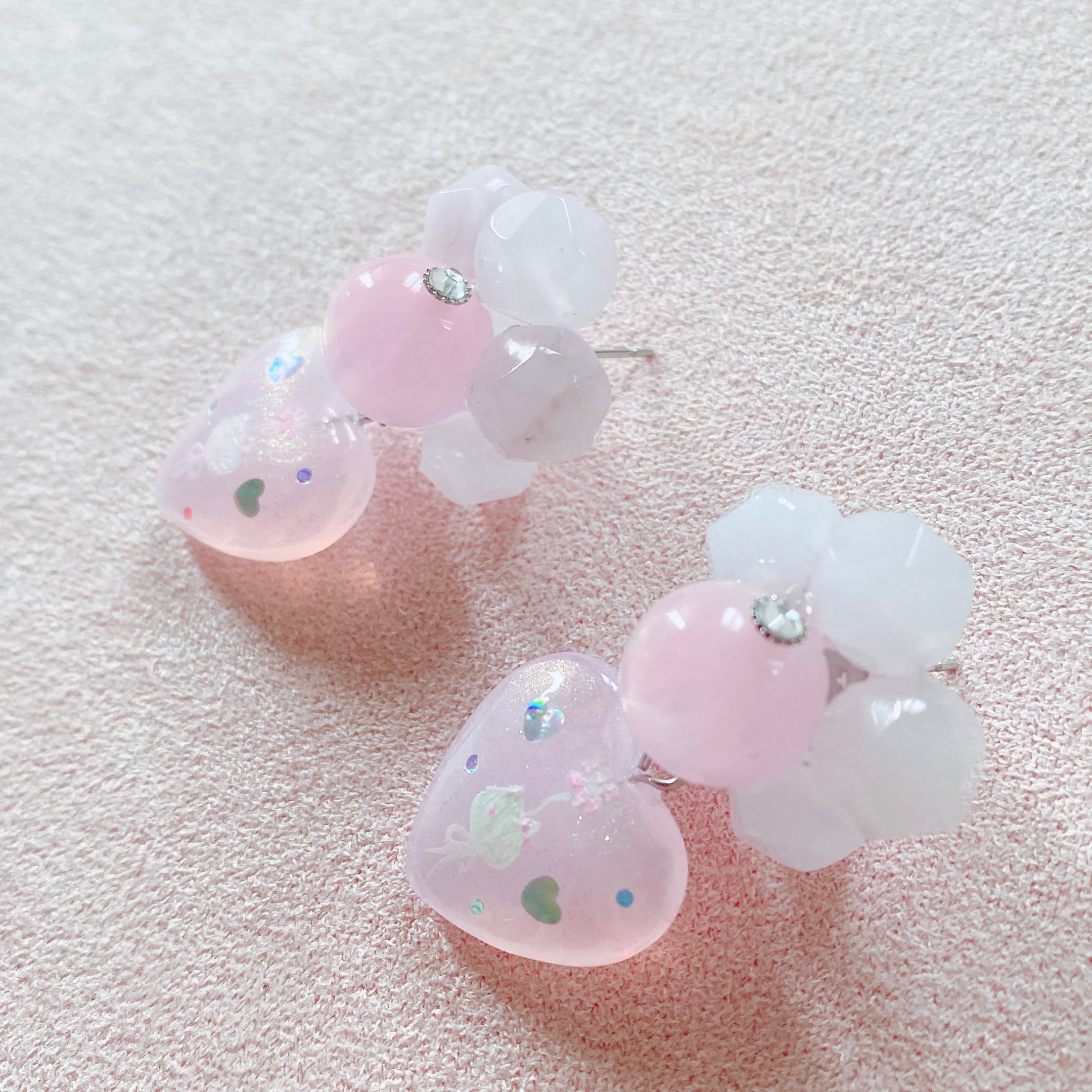 My Little Kittie ꙳ 天然石×handpaint 耳飾り (ホワイト系)