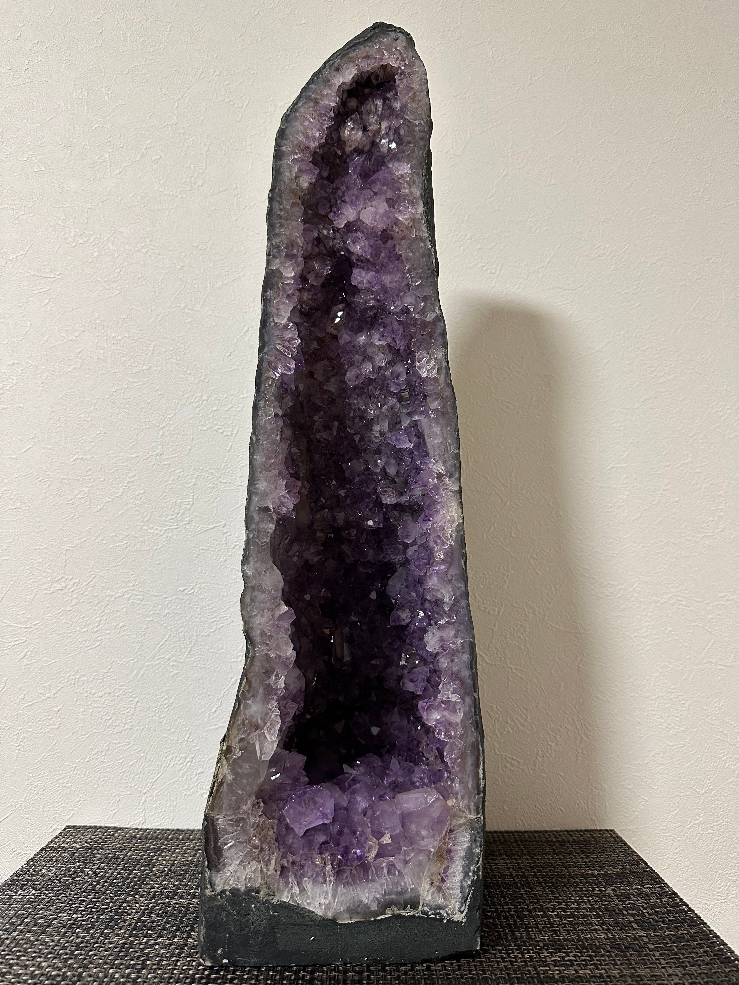 【浄化】アメジストドーム高さ約58cm×横約15.5cm×厚み約21.5cm 楽天市場】30.7Kg アメジストドーム ブラジル産 晶洞 ジオード