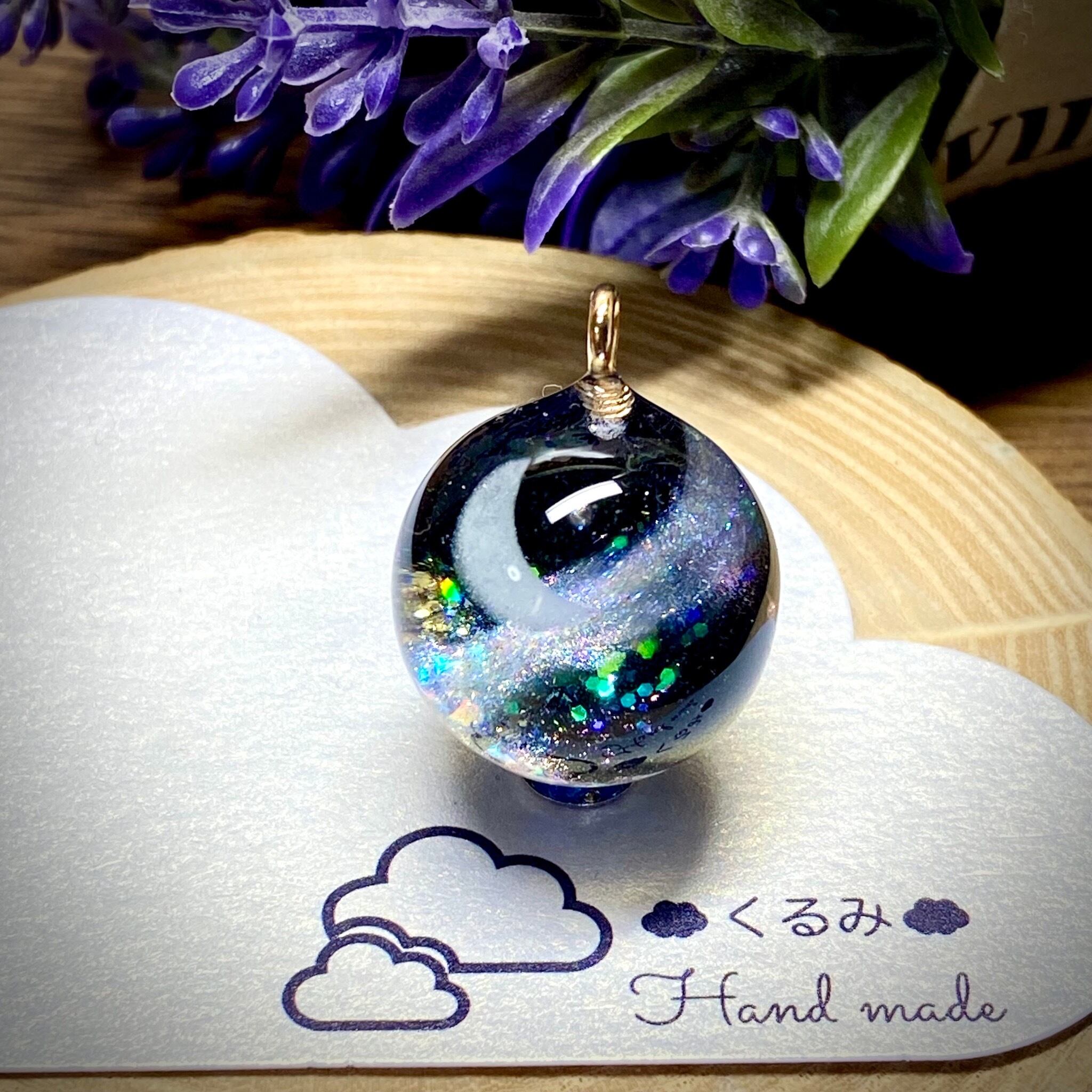 宇宙レジンペンダント 三日月と天の川 まん丸 ゴールド