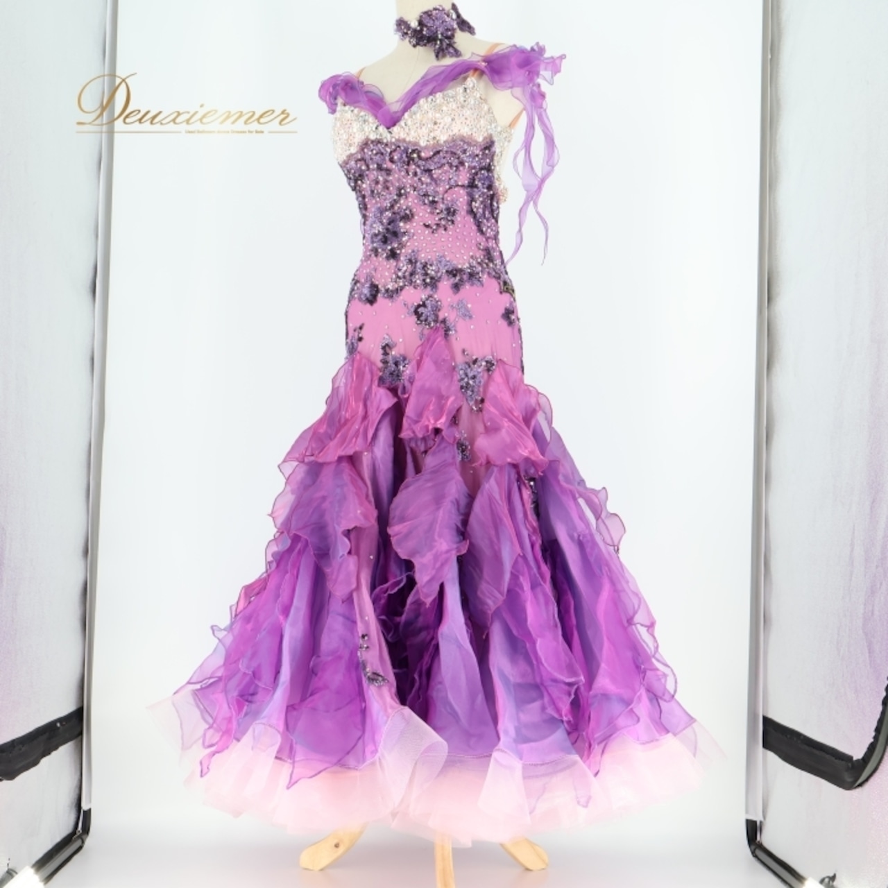 社交ダンス 衣装 silvia design シルビア スタンダード ドレス ワンピース デモ 競技 ダンス パーティ 発表会 紫 フリル レース 華やか ラベンダー パープル系 ホワイト系 高級感 かわいい フリル 競技用 ドレス ロングドレス コスチューム エレガント 女性用 おしゃれ パフォーマンス