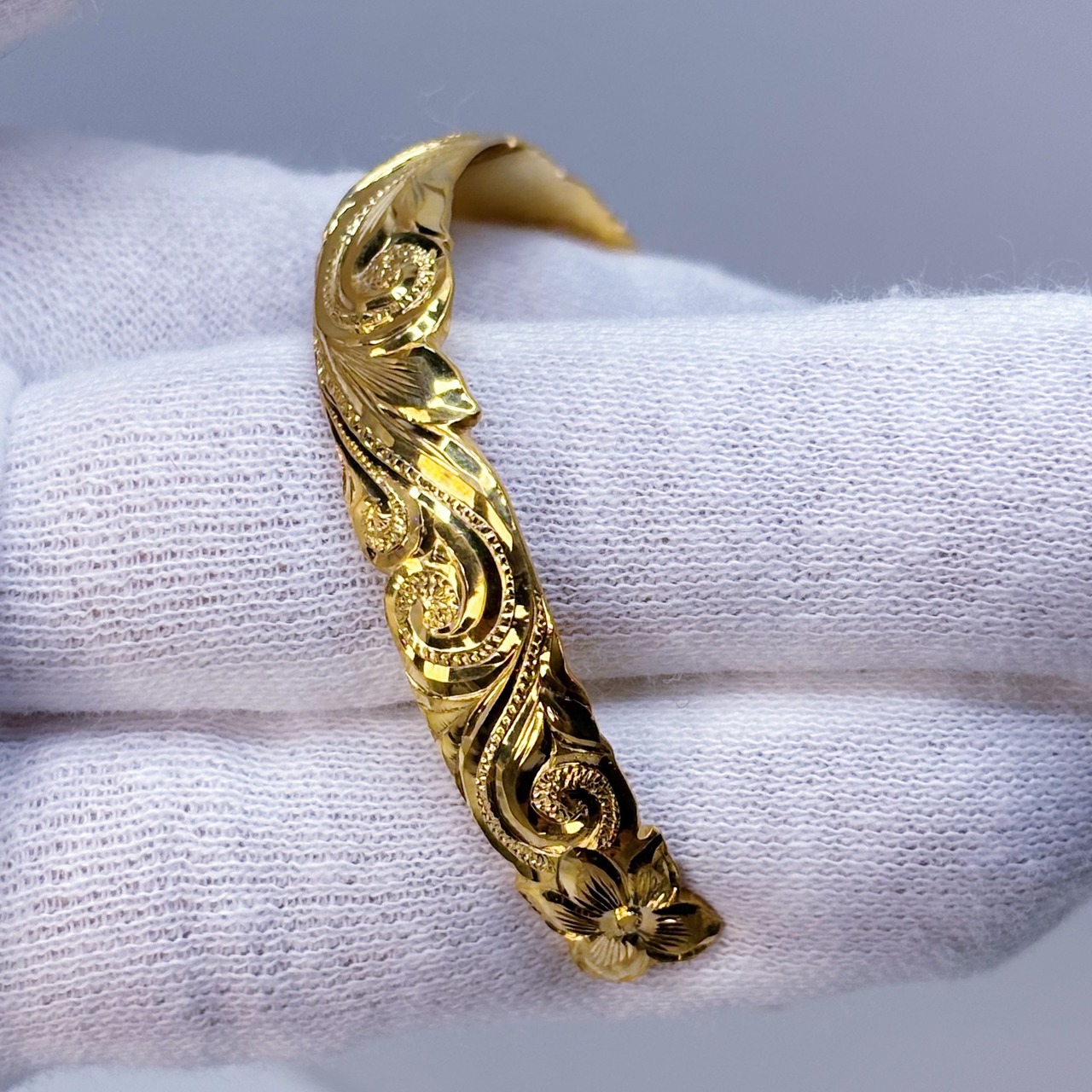 [手彫り]ハワイアンゴールドバングル(ハイビスカス&カレイキニ)